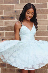 Vestido de fiesta verde menta de corte evasé, escote en V, espalda descubierta y apliques de encaje