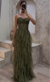 Robe de soirée longue bustier en tulle vert ornée de perles, modèle Y8197