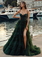 Robe de bal en tulle à fines bretelles et volants, fendue, avec fente.