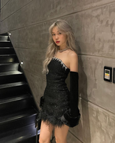 Robe de bal noire sexy sans bretelles avec ourlet orné de plumes Y2877