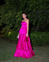 Precioso vestido de fiesta de satén rosa fucsia sin tirantes con volantes, corte en A, modelo Y8003