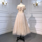 Vestido de noche de lujo color caramelo, corte en A, largo hasta el tobillo, con elegantes apliques y cuentas. Modelo LA71732.