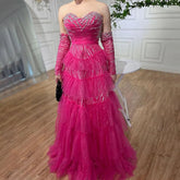 Vestido de noche elegante de corte A, escote corazón, hombros descubiertos, falda escalonada con cuentas, color fucsia. Ideal para fiestas y graduaciones. Modelo LA72035.