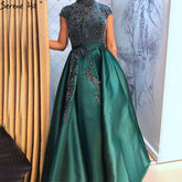 Robe de soirée trapèze verte en satin avec perles, col haut, manches courtes, modèle LA70761, 2025