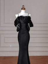 Robe de soirée sirène élégante en satin noir à fines bretelles spaghetti et épaules dénudées, modèle Y8641