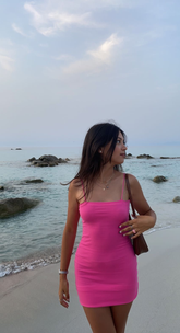 Vestido ajustado rosa fucsia con tirantes finos, sexy y ceñido, ideal para fiestas de bienvenida (Y2951)