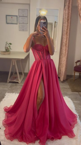Robe de bal rose fuchsia à coupe trapèze, corsage en dentelle et fente latérale Y6808