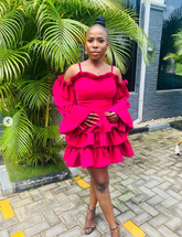 Elegante vestido corto de fiesta de graduación con hombros descubiertos, corte en A y falda escalonada de satén Y8265