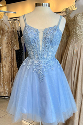 Vestido corto de fiesta de bienvenida con tirantes, apliques azules y corte en A Y2765