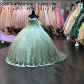 Vestido de quinceañera verde salvia con encaje y hombros descubiertos, ideal para fiestas de cumpleaños de 16 años. Vestido de gala verde salvia, modelo Y2421.