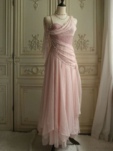 Robe de soirée longue en mousseline rose poudré à fines bretelles et décolleté en cœur, ornée de perles Y8290