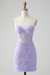 Robe de bal courte moulante lilas élégante à corset et décolleté cœur ornée de sequins