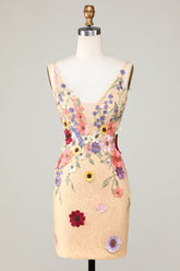 Robe de bal courte moulante couleur champagne à décolleté plongeant en V ornée d'appliqués