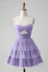 Robe de bal courte violette à bretelles spaghetti et coupe trapèze, ornée de découpes.