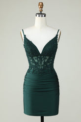 Robe de bal moulante vert foncé à fines bretelles et corset ornée de perles