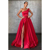 Vestido largo de fiesta rojo satinado de corte A, con un solo hombro, abertura alta y bolsillos.