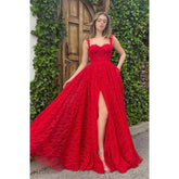 Robe de soirée trapèze en dentelle rouge à bretelles spaghetti et fente latérale