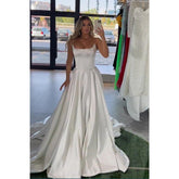 Robe de soirée longue en satin blanc, coupe trapèze, sans bretelles, avec traîne