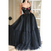 Vestido largo de fiesta de tul negro bordado con escote corazón y corte en A, con bolsillos.