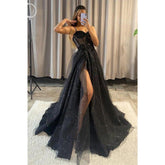 Vestido de graduación corte A con escote corazón, apliques de encaje y lentejuelas, con abertura.