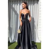 Robe de soirée trapèze en satin à col en V et sans manches avec lacets