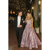 Vestido de fiesta brillante con escote en V, tirantes finos y bolsillos.