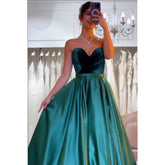 Robe de soirée longue en satin vert, coupe trapèze, sans bretelles, en velours