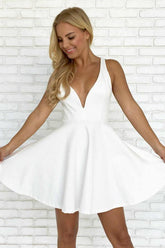 Vestido corto de fiesta de graduación con tirantes blancos, espalda descubierta y corte en A