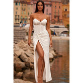 Vestido largo de fiesta formal de satén fruncido sin tirantes y cuello en V