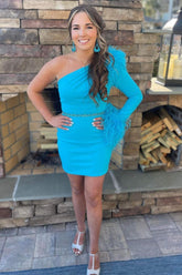 Vestido corto azul de fiesta de bienvenida, estilo tubo, de un solo hombro, con plumas.