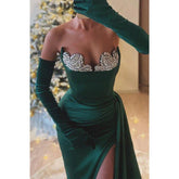 Robe de soirée asymétrique sans bretelles, plissée et perlée, avec fente latérale