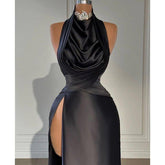 Robe de bal longue à col haut et plis perlés, avec fentes