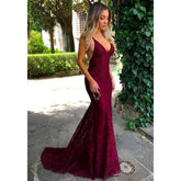 Robe de bal sirène en dentelle bordeaux à col en V et dos nu