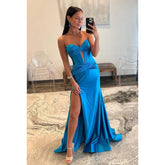 Vestido elegante y adornado de fiesta formal con escote en forma de corazón, sin mangas, con abertura lateral