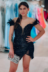 Vestido corto negro de fiesta con hombros descubiertos, estilo tubo, brillante y glamuroso, con plumas.