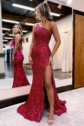 Robe de bal bordeaux asymétrique à sequins avec fente