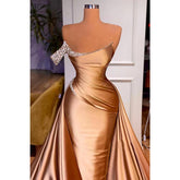 Vestido de noche largo formal con pliegues y cuentas sin tirantes