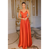 Robe de bal élégante et moderne en satin à bretelles spaghetti et col en V