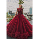 Robe de soirée longue en tulle bordeaux, manches courtes, col bateau et perles