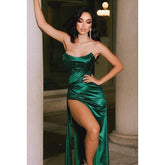 Robe de soirée longue en satin froncé, bustier et fendue, style bateau