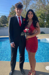 Vestido corto rojo de fiesta con escote en V profundo y borla.