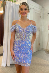 Precioso vestido corto azul ajustado de fiesta con hombros descubiertos y plumas.
