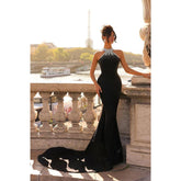 Vestido de fiesta largo de satén con cuello alto, cuentas y cola