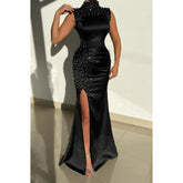 Robe de bal formelle noire moderne à col haut, sans manches, entièrement perlée, avec fente fourreau