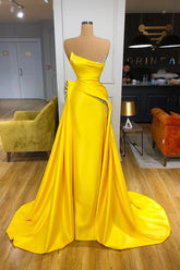 Robe de bal bustier jaune vif à sequins métallisés avec surjupe