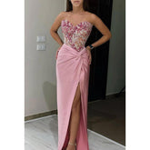 Vestido de fiesta elegante con apliques, corte tubo, hombros descubiertos, sin mangas y abertura lateral