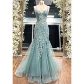 Robe de soirée en tulle, col en V, bretelles spaghetti, appliques en dentelle et traîne en tulle