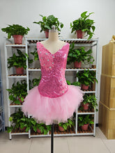 Vestido corto rosa con escote en V, ideal para fiestas de bienvenida, con volantes de tul en la parte inferior. Perfecto para cumpleaños. Modelo F1069.