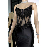 Vestido de noche elegante con escote barco, apliques de cuentas, ilusión y abertura lateral