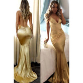 Elegante vestido de fiesta de sirena azul rey con tirantes cruzados